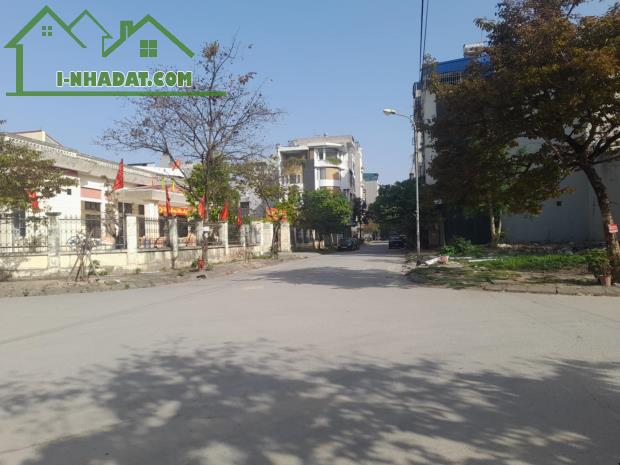 NHÀ YÊN NGHĨA PHÂN LÔ VỈA HÈ ĐƯỜNG 3ÔTÔ TRÁNH - 3