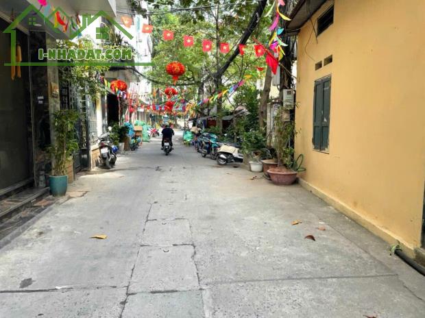 Ông Ích Khiêm 5 tầng x mặt tiền 4.5M - Cách mặt phố vài bước chân. Gần ô tô. Trước nhà tho