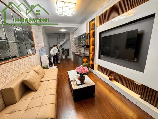 Bán nhà Xuân La hàng xóm Hồ Tây 35m 6 tầng, ô tô, full nội thất, mang vali về ở luôn, 9.tỷ