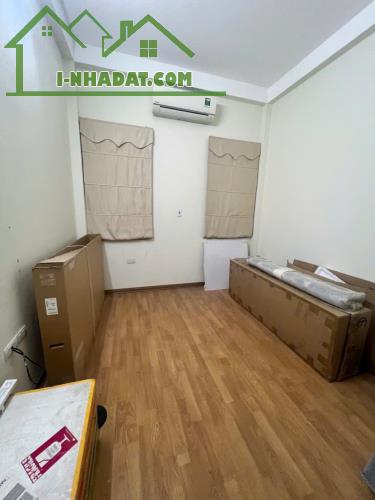 Nhà Ngọc Lâm, 40m, 4 tầng, gần ô tô, ngõ thông. Giá chỉ 7.X tỷ