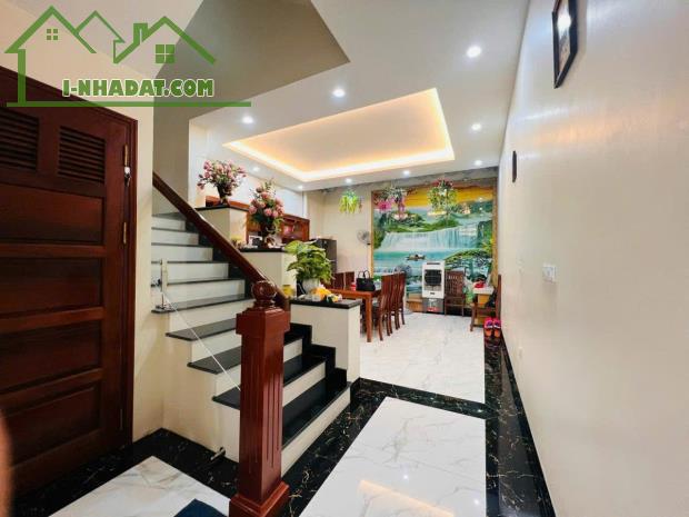 Nhà Cầu Giấy Gara ô tô, 7 chỗ qua nhà quay đầu;  2 thoáng 52m nhỉnh 13 tỷ - 2