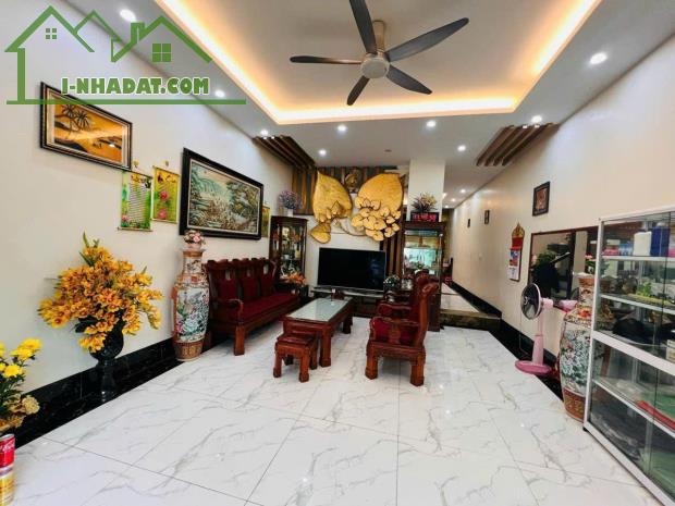 Nhà Cầu Giấy Gara ô tô, 7 chỗ qua nhà quay đầu;  2 thoáng 52m nhỉnh 13 tỷ - 3