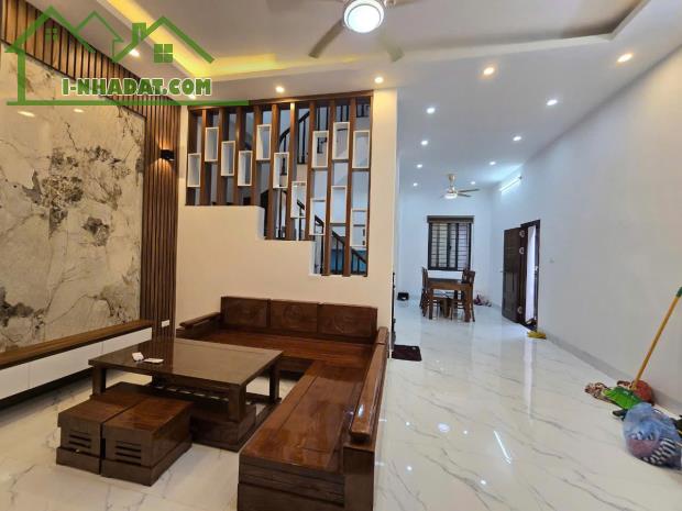 Bán hoa hậu phố Đại Đồng 40m, 5 tầng, ô tô 50m, khu dân chí cao.