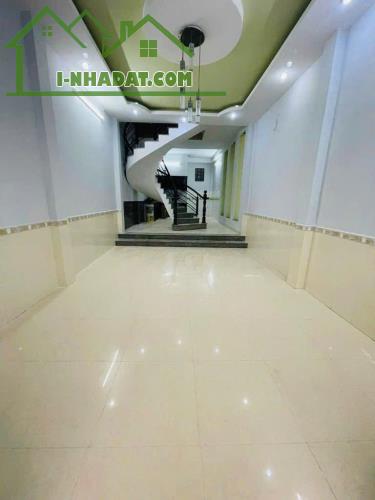 NGAY CHỢ PHẠM VĂN BẠCH - Ô TÔ ĐỖ CỬA - DT 4M x 20M - 4 TẦNG KIÊN CỐ - SÂN THƯỢNG TRƯỚC SAU - 1