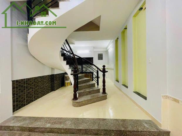 NGAY CHỢ PHẠM VĂN BẠCH - Ô TÔ ĐỖ CỬA - DT 4M x 20M - 4 TẦNG KIÊN CỐ - SÂN THƯỢNG TRƯỚC SAU - 2