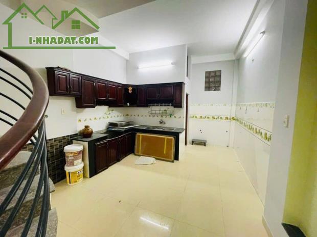 NGAY CHỢ PHẠM VĂN BẠCH - Ô TÔ ĐỖ CỬA - DT 4M x 20M - 4 TẦNG KIÊN CỐ - SÂN THƯỢNG TRƯỚC SAU - 3