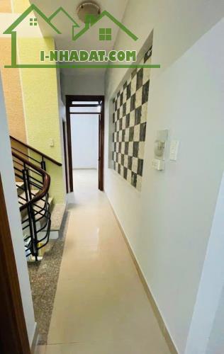 NGAY CHỢ PHẠM VĂN BẠCH - Ô TÔ ĐỖ CỬA - DT 4M x 20M - 4 TẦNG KIÊN CỐ - SÂN THƯỢNG TRƯỚC SAU - 4