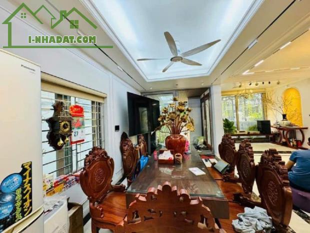 BÁN TÒA NHÀ 9 TẦNG CAO CẤP ,DÒNG TIỀN ,1,2 TỶ /NĂM 380 M2-9 T - MT 9 M - 600 TỶ