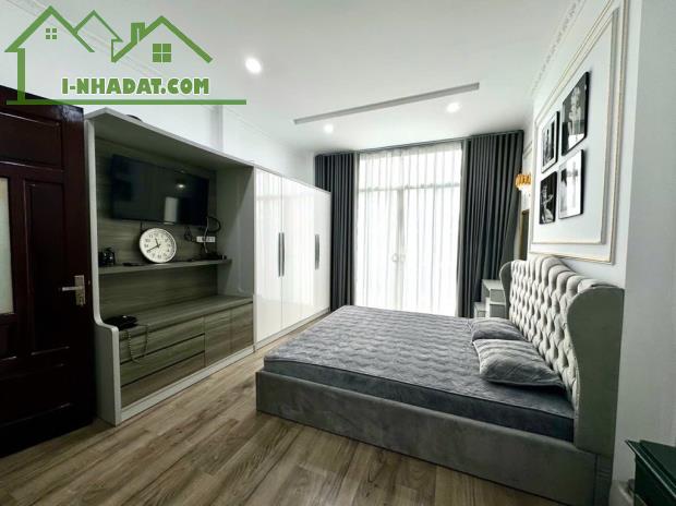 BÁN TÒA NHÀ 9 TẦNG CAO CẤP ,DÒNG TIỀN ,1,2 TỶ /NĂM 380 M2-9 T - MT 9 M - 600 TỶ - 4