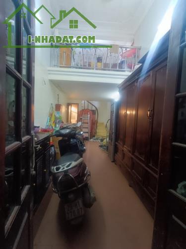 Cho thuê nhà Phố Giải Phóng 4 tầng x 30m2, 2 ngủ, 9 Triệu ở gđ, nhóm đi làm ít người