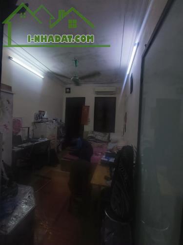 Cho thuê nhà Phố Giải Phóng 4 tầng x 30m2, 2 ngủ, 9 Triệu ở gđ, nhóm đi làm ít người - 2