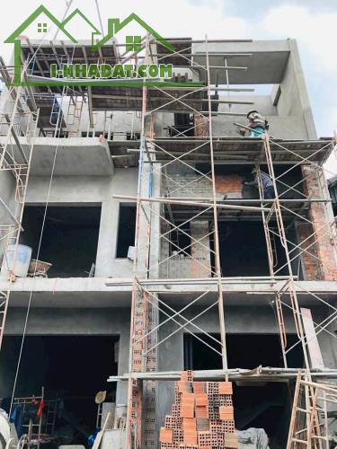 Nhà mới xây 1 lầu 1 trệt 5.8 tỷ/100m2, sân ô tô