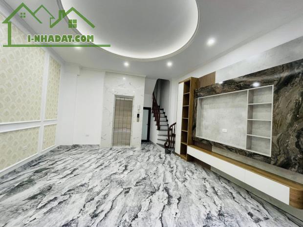 BÁN NHÀ TRẦN QUANG DIỆU ĐỐNG ĐA 40m 7T Mt 5m THANG MÁY NGÕ THÔNG KINH DOANH GIÁ 15.2 TỶ.