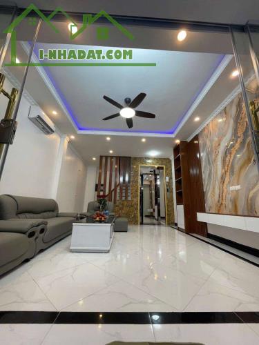 Bán nhà Phạm Văn Đồng 6 tầng 38m2 thang máy nhập, hai thoáng, ngõ rộng, kinh doanh, giá 8.