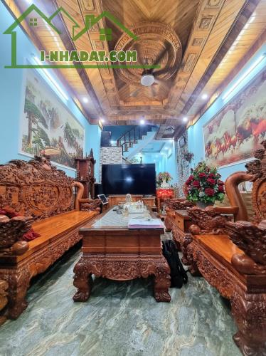 Bán nhà 3 Tấm ĐẸP Dĩ An,nội thất toàn Gõ Đỏ xìn xò con bò,nhà dành cho ĐẠI GIA