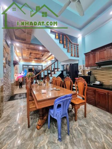 Bán nhà 3 Tấm ĐẸP Dĩ An,nội thất toàn Gõ Đỏ xìn xò con bò,nhà dành cho ĐẠI GIA - 1