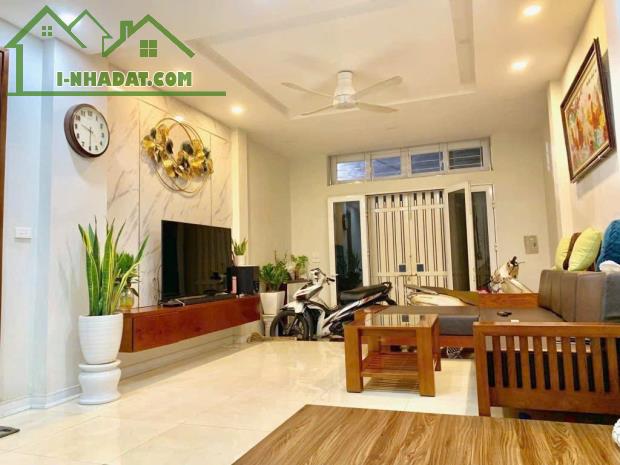 Nhà đẹp Cầu Giấy 40m - 8,x tỷ, dân xây, 2 thoáng trước sau, gần phố, ở ngay.