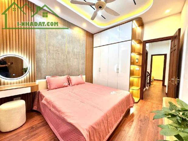 Nhà đẹp Cầu Giấy 40m - 8,x tỷ, dân xây, 2 thoáng trước sau, gần phố, ở ngay. - 1