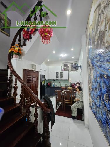 Nhà đẹp Cầu Giấy 40m - 8,x tỷ, dân xây, 2 thoáng trước sau, gần phố, ở ngay. - 3