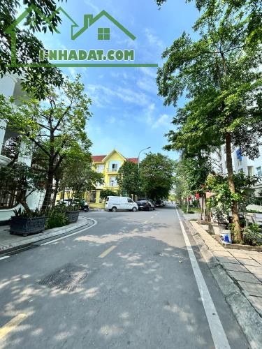 Bán biệt thự khu đô thị Đặng Xá-Gia Lâm, 225m2,4 tầng 2 mặt tiền  view vườn hoa