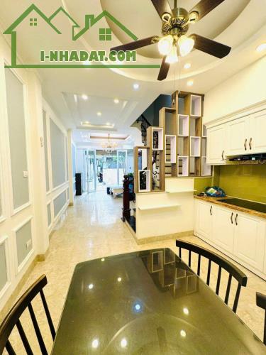 Nhà chia lô 5 tầng. 35M,MT4,5m. ngõ trước nhà 3M ,gía trên 5 tỷ tại Ngọc Thuỵ - 1