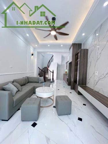 Bán nhanh nhà Ngọc Thụy, Long Biên 50m2, 5 tầng, 3.9m mặt tiền, VF3 đỗ cửa chỉ hơn 8 tỷ