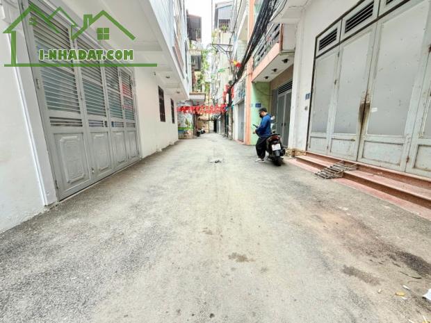 Nhà Quan Hoa, Cầu Giấy. 42mx4; MT 3.5m; Giá 10.2 tỷ  NHÀ ĐẸP PHÂN LÔ - Ô TÔ ĐỖ CỬA - 2
