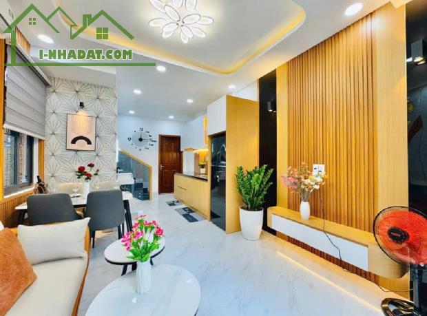Bán nhà đường Lê Quang Định, Gò Vấp, Hẻm xe hơi, 3 Phòng ngủ, 5 tỷ hơn