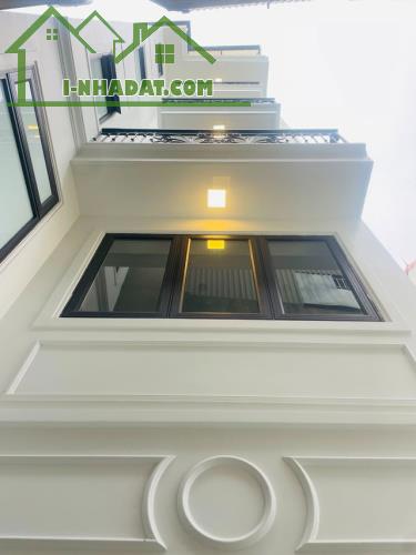 Bán nhà Giang Biên Long Biên 43m 6 tầng thang máy ô tô đỗ cổng 8,48 tỷ