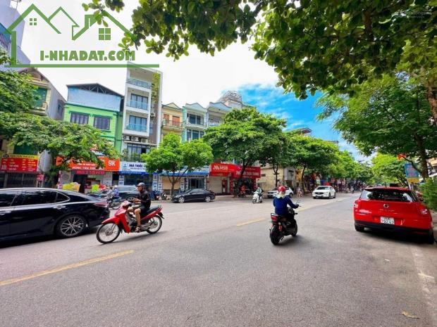 Bán nhà đẹp 5 tầng chỉ nhỉnh 7 tỷ phố Phú Diễn, Gần oto, Sát phố, 2 thoáng, Full nội thất