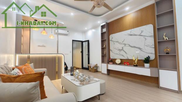 PHỐ VIP THÁI HÀ -THANG MÁY - GARA Ô TÔ DT 40m2 5 tầng MT 4m Giá 16.968 tỷ - 2