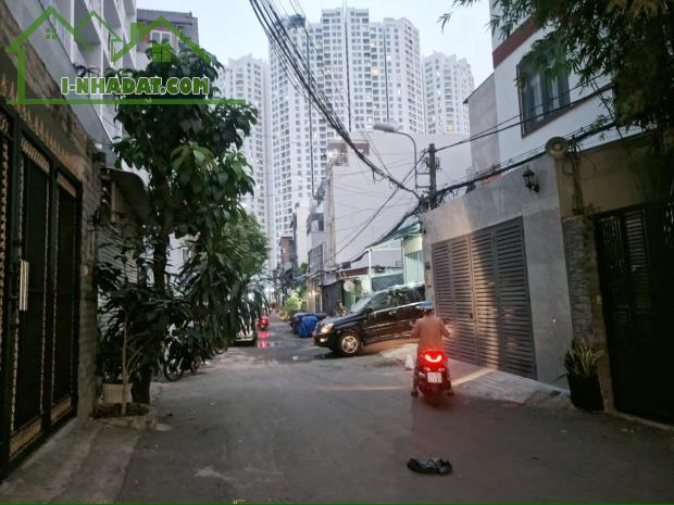 Bán nhà Q7 cao 2 Tầng rộng 160m2, Sổ riêng vuông vức, đường Hẻm xe hơi thông
