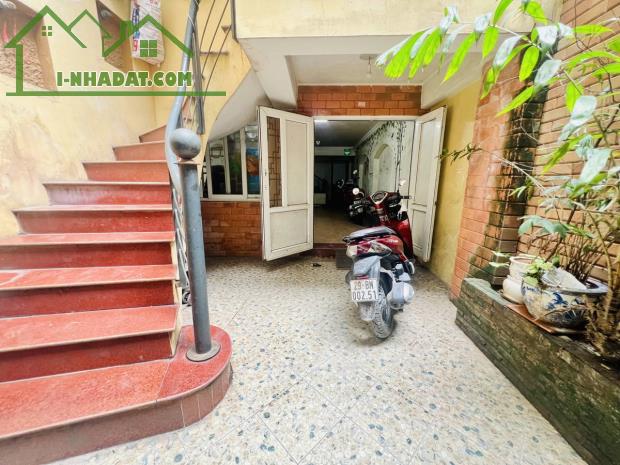 Bán nhà Giáp Bát, Hoàng Mai 90m x 5 tầng có sân rộng giá đầu tư chỉ 14,2 tỷ