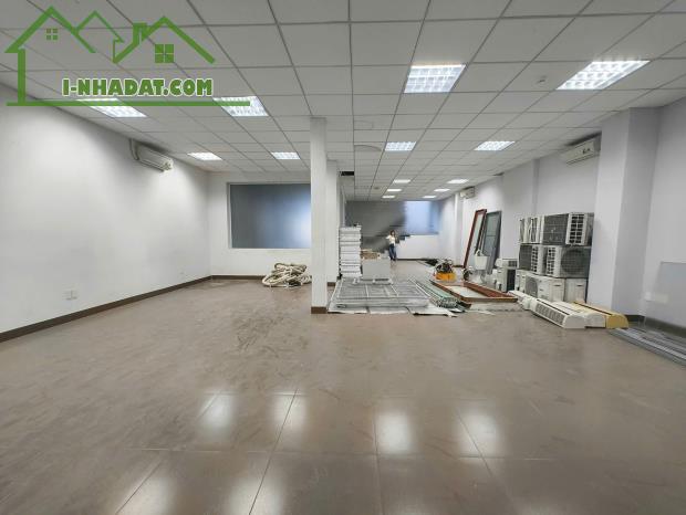 Cho thuê nhà mặt tiền đường Hai Bà Trưng, Đakao, Q1. Trệt, lầu, ngang 10x28 chỉ 235tr