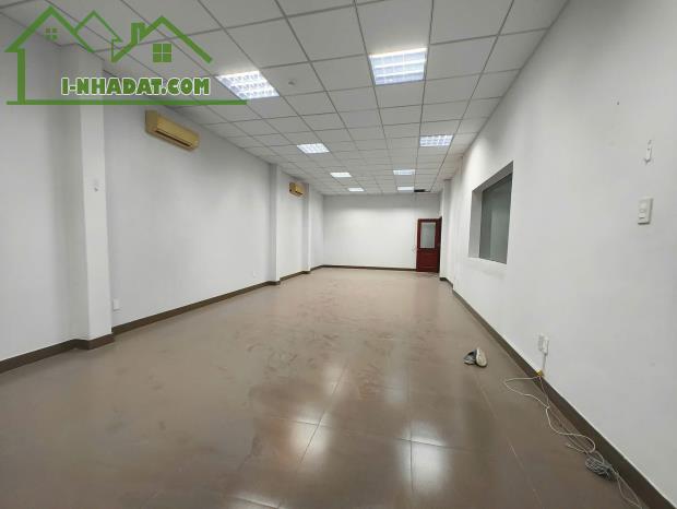 Cho thuê nhà mặt tiền đường Hai Bà Trưng, Đakao, Q1. Trệt, lầu, ngang 10x28 chỉ 235tr - 2