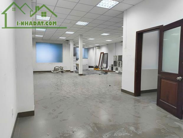 Cho thuê nhà mặt tiền đường Hai Bà Trưng, Đakao, Q1. Trệt, lầu, ngang 10x28 chỉ 235tr - 3