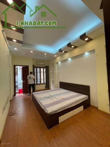 Cho thuê nhà Phố Nguyễn Khang, 55m2 x 4 tầng, 5PN, 18 Triệu ở nhóm 10 người, VP cty - 2
