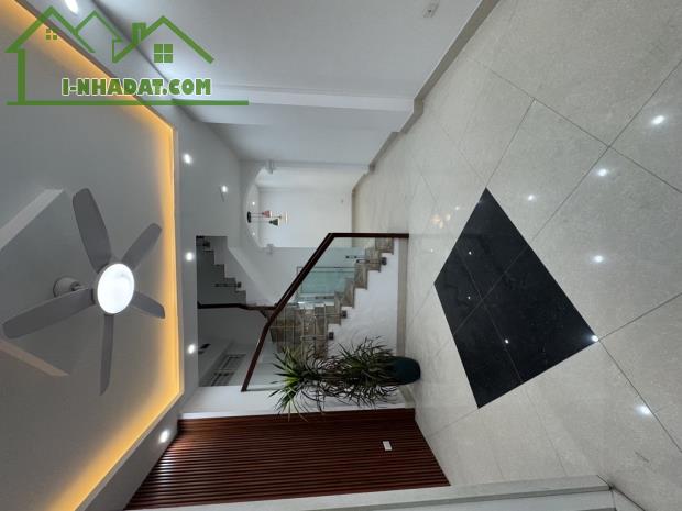Bán nhà hạt rẻ, dân xây chắc chắn , ô tô cách 50m -Long Biên