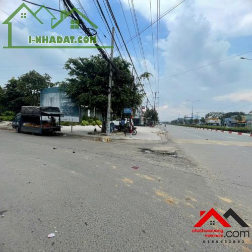 Cho thuê mặt bằng 2 mặt tiền DT747B Tân Uyên Bình Dương, 1200m², giá tốt. Liên hệ: - 1