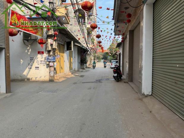 CHỦ CẦN BÁN GẤP MẢNH ĐẤT NGHĨA LỘ -YÊN NGHĨA - OTO ĐỖ CỬA + VÀO NHÀ - GẦN PHỐ