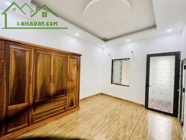 Cần bán gắp nhà mặt ngõ ô tô, thông các ngả, 55m2, 3tầng, 7,7 tỷ  MT khủng, ở  thoáng sáng