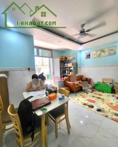 BÁN ĐẤT TẶNG NHÀ 80 M2– HẺM XE HƠI ĐƯỜNG LÊ VĂN TÁCH