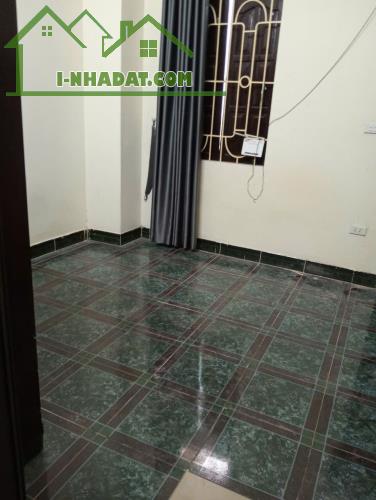 Siêu hiếm, cho thuê nhà ngõ 192 Lê Trọng Tấn 2.5 tầng x 25m2, 5 Triệu ở gđ, nhóm ít người - 1