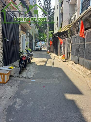 BÁN NHÀ 3 TẦNG – XE HƠI VÀO TẬN NHÀ – TRẦN XUÂN SOẠN, QUẬN 7
Diện tích: 5.5x 14m. GIÁ