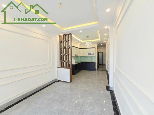 Ngõ Oto thông đỗ cửa chạy vòng quanh ở sướng thang máy sịn