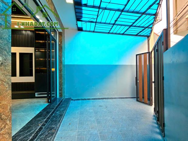 Bán nhà 4 tầng độc lập sân cổng xây mới Hồ Sen