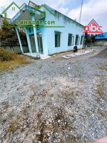 X134 bán nhà xưởng xây dựng kiên cố. trang bị Cầu trục tải trọng lớn, mặt tiền đông dân