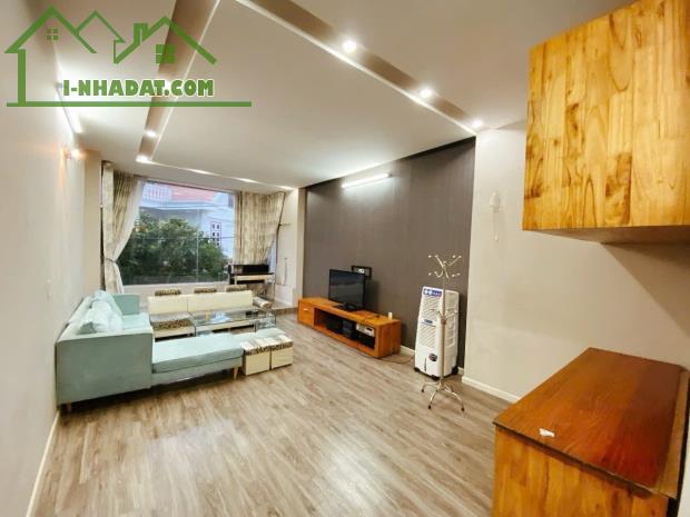 Cho thuê nhà phố Văn Cao, DT: 90m2, 4 ngủ khép kín.