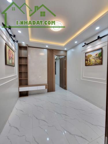 Bán căn hộ tập thể Giải Phóng, Đống Đa, căn góc, ô tô đỗ cửa, nhà đẹp ở luôn