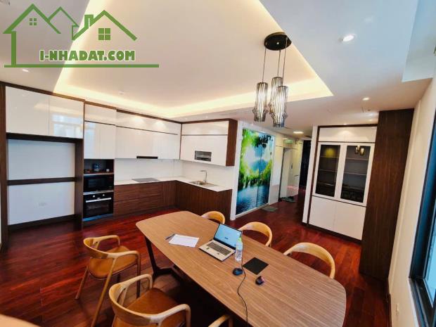 Mặt phố Hoàng Cầu - Tòa VP 8 nổi 1 hầm - Thang máy  - View hồ.